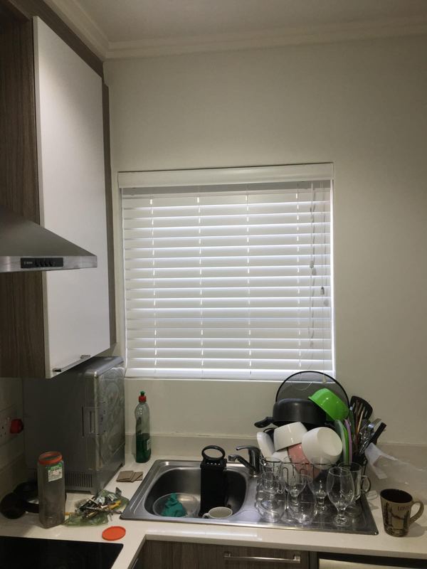 Venetian blind above a kitchen sink