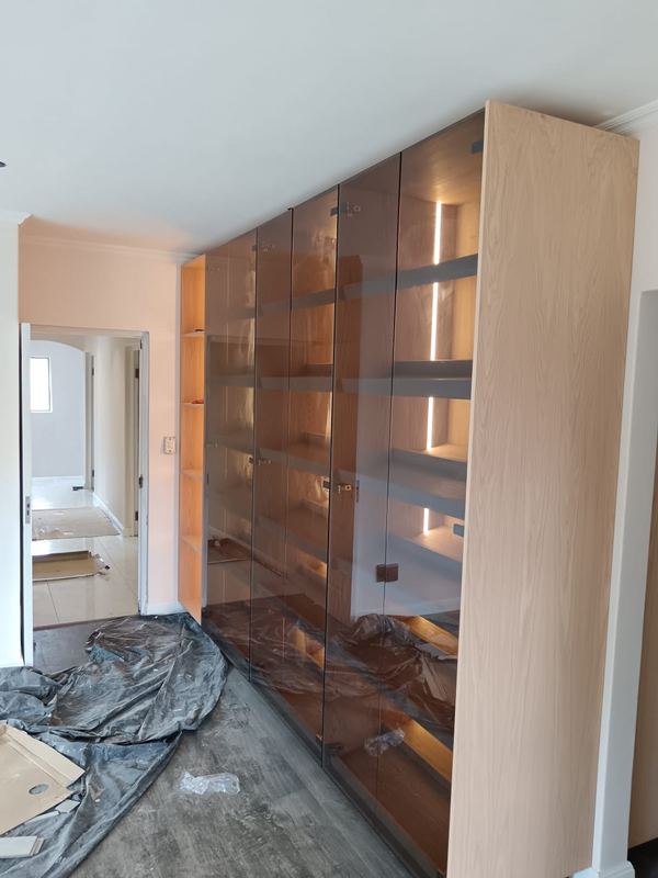 Full-height display unit with glass shelves
