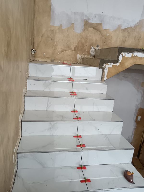 Staircase treads tiled and spaced